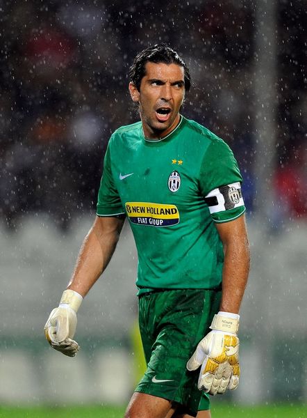 图片报：拜仁正在考察桑托斯19岁的巴西左后卫索萨（图片报：拜仁跟踪考察桑托斯19岁巴西左后卫索萨）