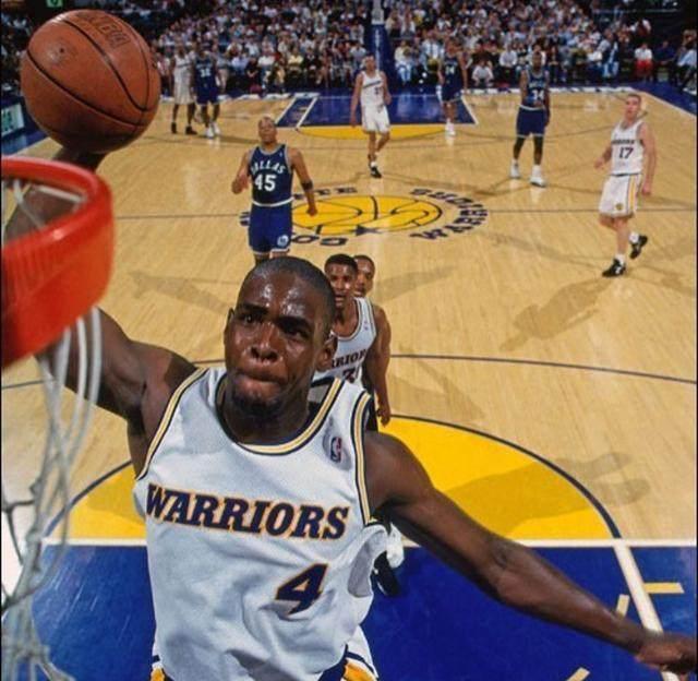 跟队：麦迪逊赛后拄拐穿过混合采访区，神情十分沮丧（随队报道：麦迪逊赛后拄拐经过混采区，神情低落）