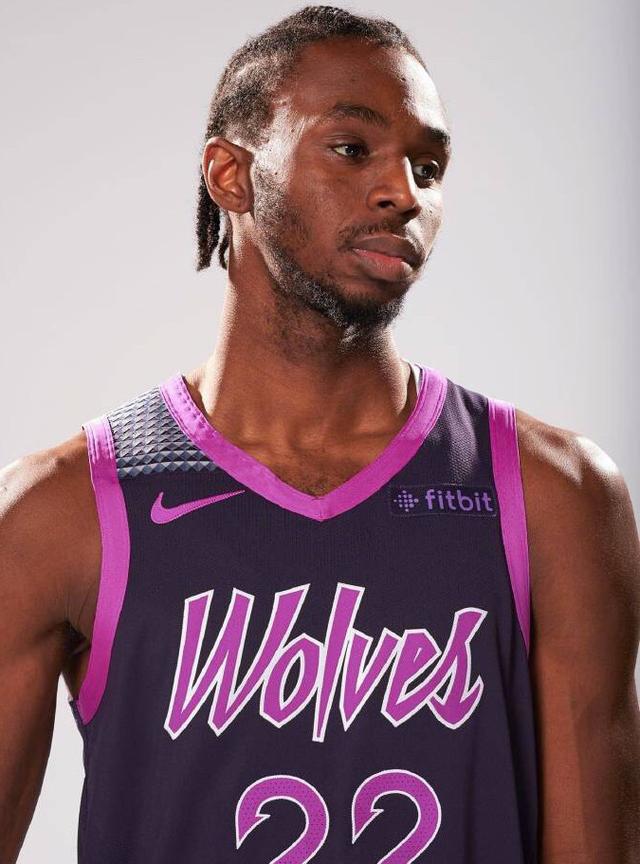 埃杜在高铁站被围满，合同今年到期，他说明年也希望在深圳（埃杜高铁站遭围堵，合同今年到期：盼明年留在深圳）