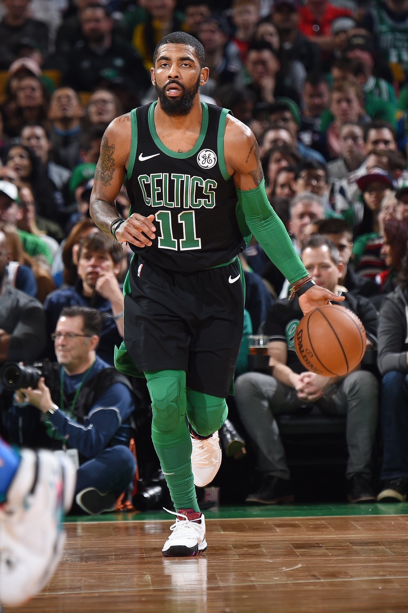 进攻大战！布伦森＆英格拉姆球星对飚，两队首节狂砍74分（火力全开：布伦森与英格拉姆对飙，首节两队合砍74分）