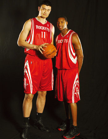 球员摊手表达不满（球员摊手示意不满）