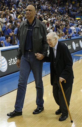 NBA：湖人加时险胜掘金 詹姆斯砍下40分（詹姆斯轰下40分 湖人加时力克掘金）